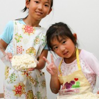 3 手打うどん作り体験教室 2015年7月 32.jpg – イリコスキー製麺所