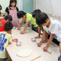 4 手打うどん作り体験教室 2015年7月 4.jpg – イリコスキー製麺所