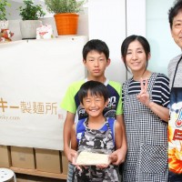 2 手打うどん作り体験教室 2015年8月 2.jpg – イリコスキー製麺所