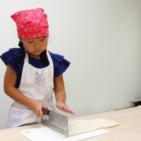 2 手打うどん作り体験教室 2015年9月 2.jpg – イリコスキー製麺所