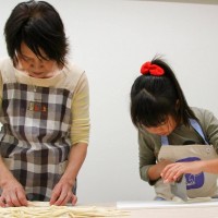 2 手打うどん作り体験教室 2015年11月 29.jpg – イリコスキー製麺所