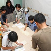 7 手打うどん作り体験教室 2015年11月 71.jpg – イリコスキー製麺所