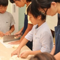 20160815-8 手打ちうどん作り体験教室 2016年8月 20160815-8.jpg – イリコスキー製麺所