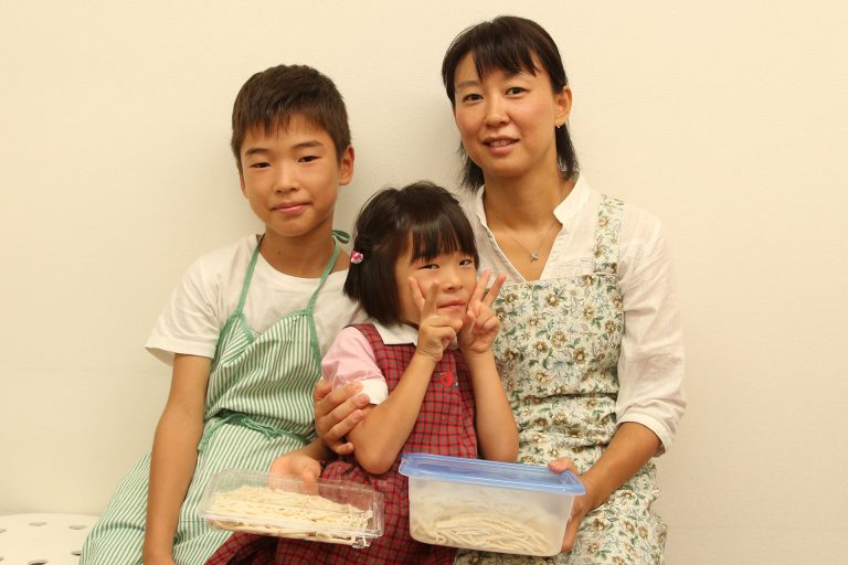仲良しさんが集まってくれる場所ってうれしいですね 手打ちうどん作り体験教室 2016年9月 20160925-5.jpg – イリコスキー製麺所