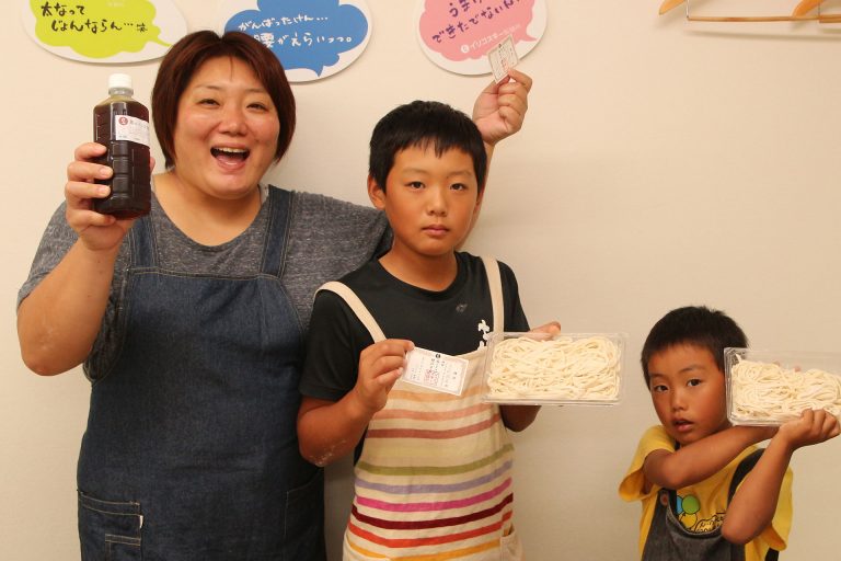仲良しさんが集まってくれる場所ってうれしいですね 手打ちうどん作り体験教室 2016年9月 20160926-6.jpg – イリコスキー製麺所