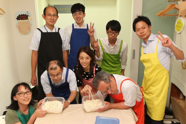 仲良しさんが集まってくれる場所ってうれしいですね 手打ちうどん作り体験教室 2016年9月 20160928-3.jpg – イリコスキー製麺所