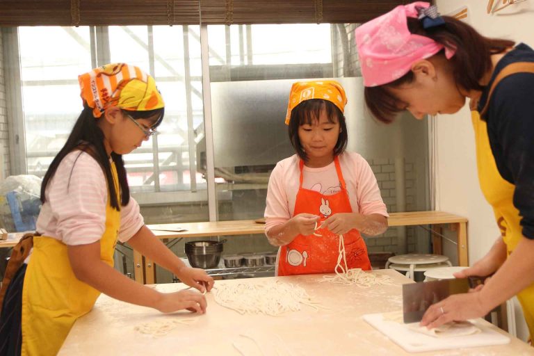仲良しさんが集まってくれる場所ってうれしいですね 手打ちうどん作り体験教室 2016年9月 20161007-2.jpg – イリコスキー製麺所
