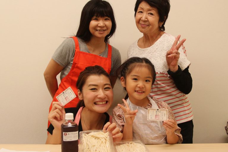 仲良しさんが集まってくれる場所ってうれしいですね 手打ちうどん作り体験教室 2016年9月 20161008-4.jpg – イリコスキー製麺所