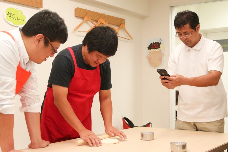 仲良しさんが集まってくれる場所ってうれしいですね 手打ちうどん作り体験教室 2016年9月 20161011-3.jpg – イリコスキー製麺所