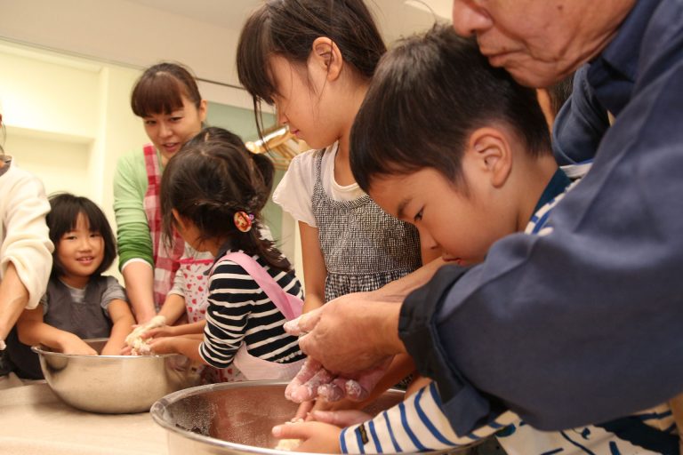 沖縄からの、そして80歳のお客さま 手打ちうどん作り体験教室 2016年10月 20161015-1.jpg – イリコスキー製麺所