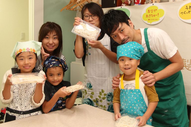 沖縄からの、そして80歳のお客さま 手打ちうどん作り体験教室 2016年10月 20161016-4.jpg – イリコスキー製麺所