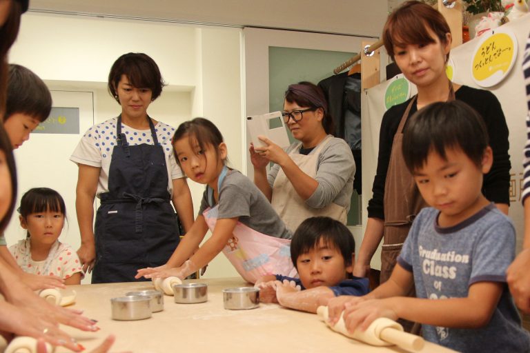 沖縄からの、そして80歳のお客さま 手打ちうどん作り体験教室 2016年10月 20161017-10.jpg – イリコスキー製麺所