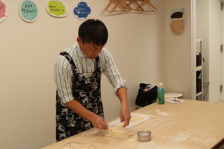 沖縄からの、そして80歳のお客さま 手打ちうどん作り体験教室 2016年10月 20161018.jpg – イリコスキー製麺所