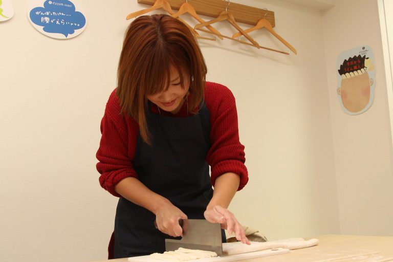 沖縄からの、そして80歳のお客さま 手打ちうどん作り体験教室 2016年10月 20161021-1.jpg – イリコスキー製麺所