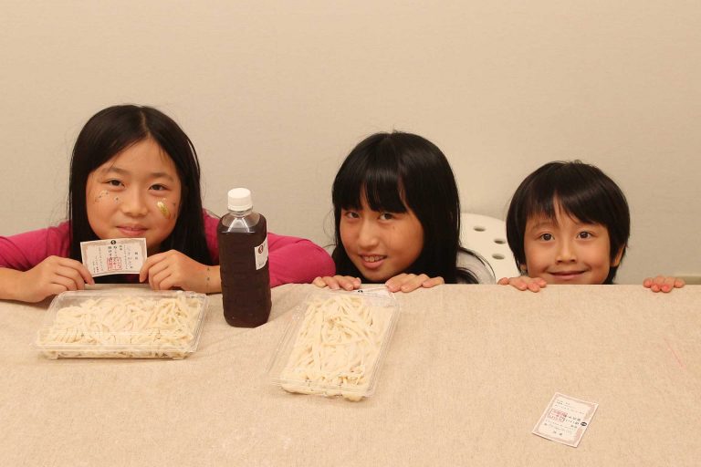 沖縄からの、そして80歳のお客さま 手打ちうどん作り体験教室 2016年10月 20161023-10.jpg – イリコスキー製麺所