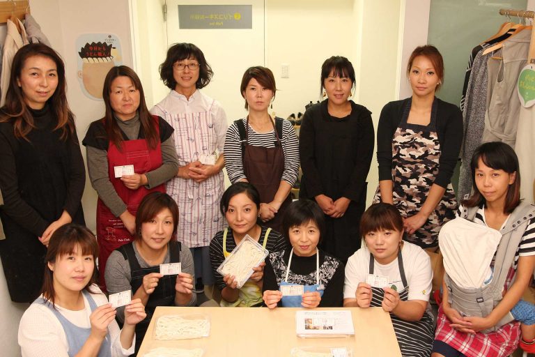 沖縄からの、そして80歳のお客さま 手打ちうどん作り体験教室 2016年10月 20161028-2.jpg – イリコスキー製麺所