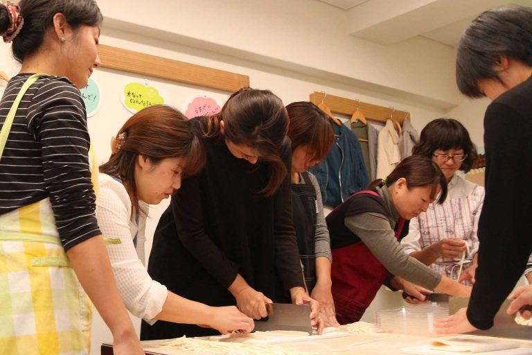 沖縄からの、そして80歳のお客さま 手打ちうどん作り体験教室 2016年10月 20161028-3.jpg – イリコスキー製麺所