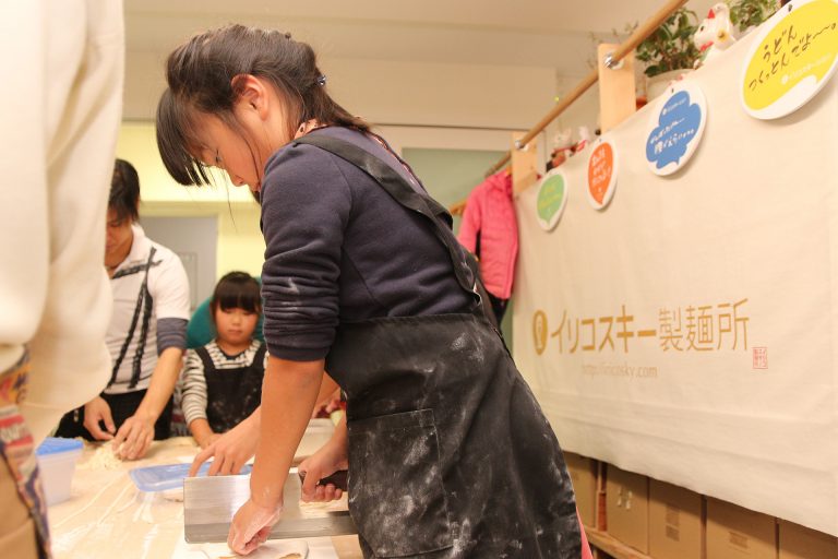 耳元でささやくのはご遠慮くださいｗ 手打ちうどん作り体験教室 2016年11月 20161113-11.jpg – イリコスキー製麺所