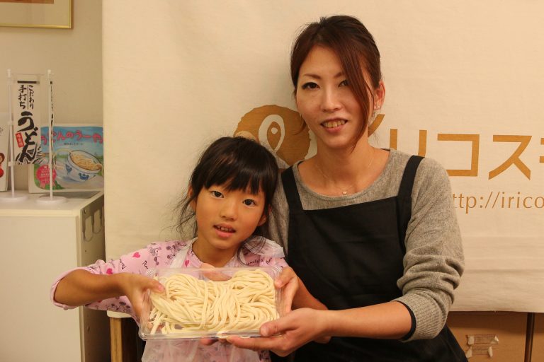 耳元でささやくのはご遠慮くださいｗ 手打ちうどん作り体験教室 2016年11月 20161113-17.jpg – イリコスキー製麺所