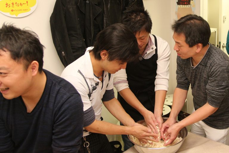 耳元でささやくのはご遠慮くださいｗ 手打ちうどん作り体験教室 2016年11月 20161113-5.jpg – イリコスキー製麺所