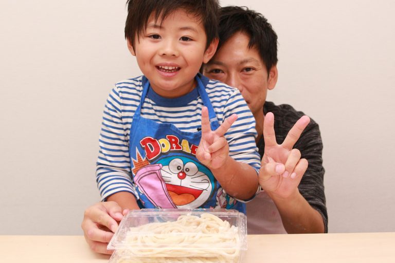 耳元でささやくのはご遠慮くださいｗ 手打ちうどん作り体験教室 2016年11月 20161120-12.jpg – イリコスキー製麺所