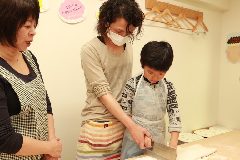 耳元でささやくのはご遠慮くださいｗ 手打ちうどん作り体験教室 2016年11月 20161120-2.jpg – イリコスキー製麺所