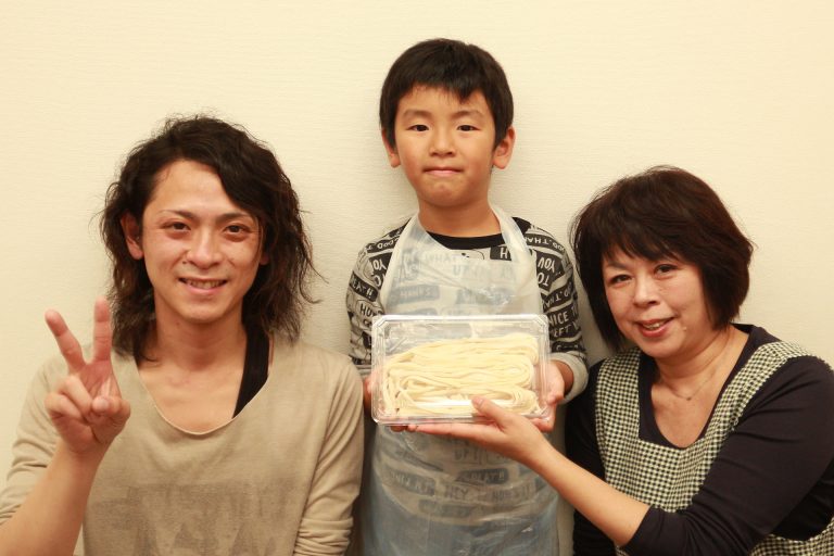 耳元でささやくのはご遠慮くださいｗ 手打ちうどん作り体験教室 2016年11月 20161120-3.jpg – イリコスキー製麺所
