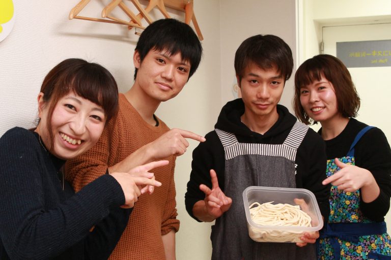 耳元でささやくのはご遠慮くださいｗ 手打ちうどん作り体験教室 2016年11月 20161120-9.jpg – イリコスキー製麺所