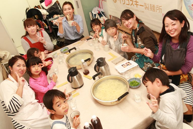耳元でささやくのはご遠慮くださいｗ 手打ちうどん作り体験教室 2016年11月 20161121-13.jpg – イリコスキー製麺所