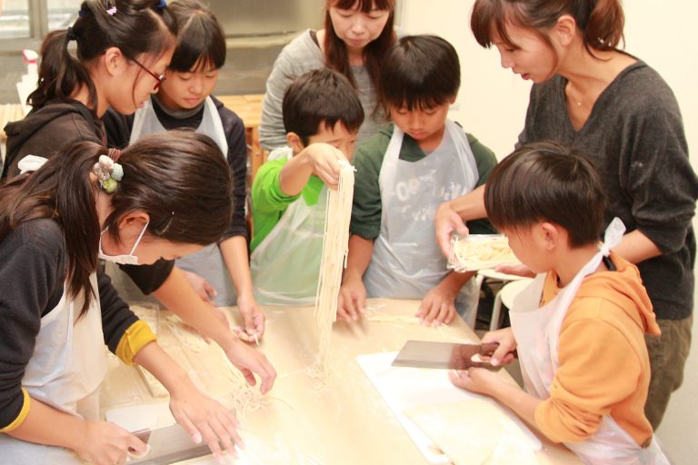 耳元でささやくのはご遠慮くださいｗ 手打ちうどん作り体験教室 2016年11月 20161121-5.jpg – イリコスキー製麺所