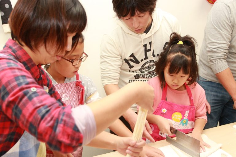 耳元でささやくのはご遠慮くださいｗ 手打ちうどん作り体験教室 2016年11月 20161123-1.jpg – イリコスキー製麺所
