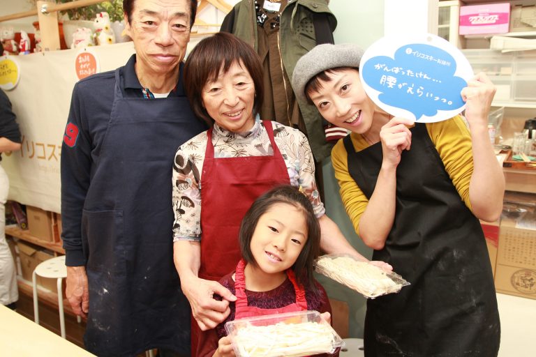 耳元でささやくのはご遠慮くださいｗ 手打ちうどん作り体験教室 2016年11月 20161123-5.jpg – イリコスキー製麺所