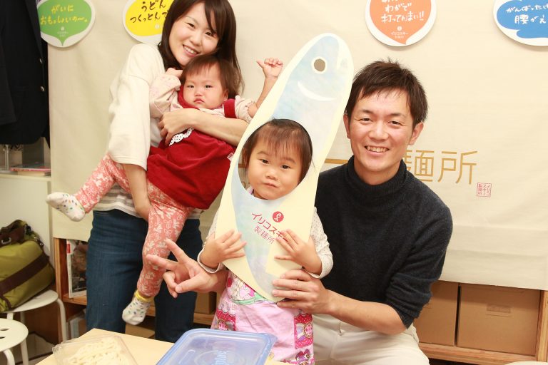 耳元でささやくのはご遠慮くださいｗ 手打ちうどん作り体験教室 2016年11月 20161123-6.jpg – イリコスキー製麺所