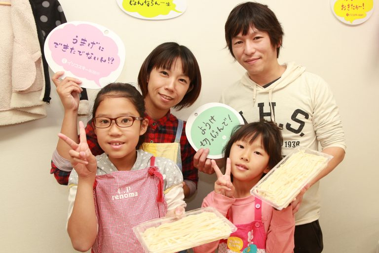 耳元でささやくのはご遠慮くださいｗ 手打ちうどん作り体験教室 2016年11月 20161123-7.jpg – イリコスキー製麺所