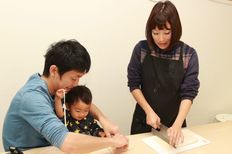 耳元でささやくのはご遠慮くださいｗ 手打ちうどん作り体験教室 2016年11月 20161123-8.jpg – イリコスキー製麺所