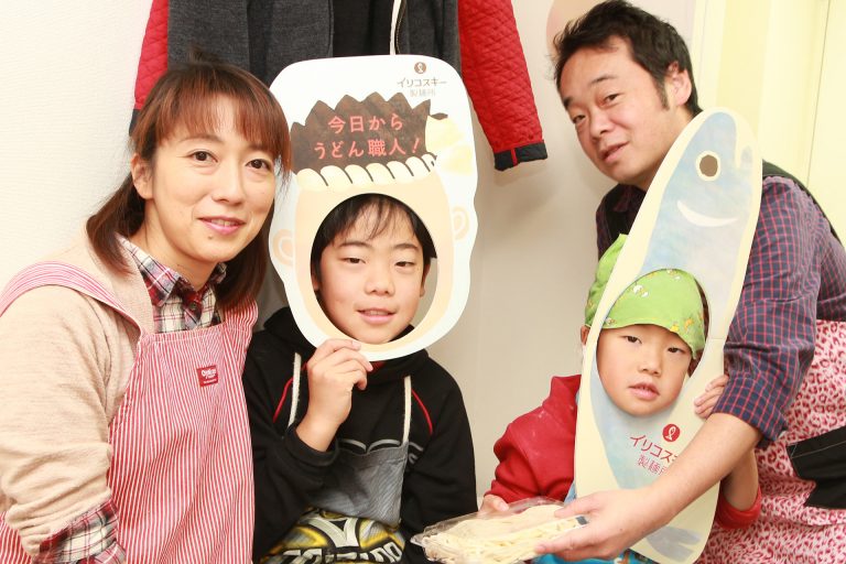 耳元でささやくのはご遠慮くださいｗ 手打ちうどん作り体験教室 2016年11月 20161126-5.jpg – イリコスキー製麺所