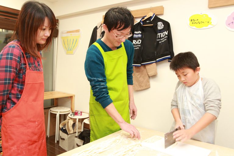 耳元でささやくのはご遠慮くださいｗ 手打ちうどん作り体験教室 2016年11月 20161126-6.jpg – イリコスキー製麺所