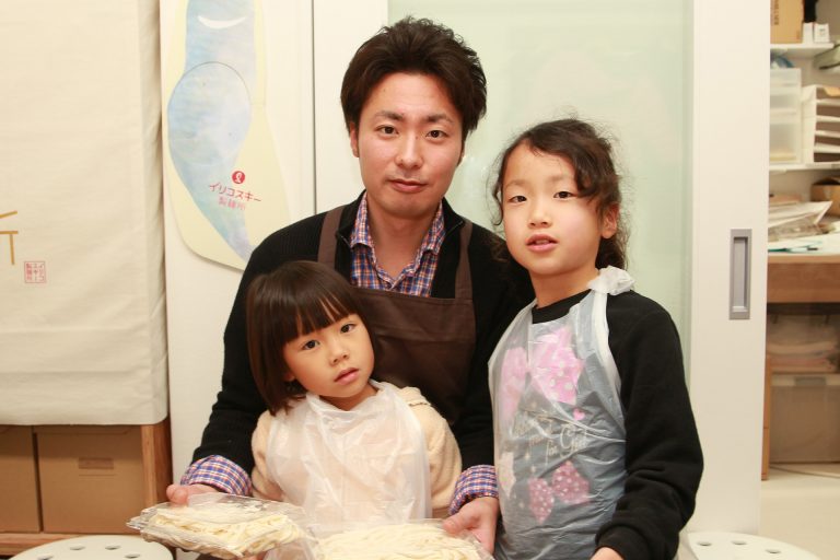 耳元でささやくのはご遠慮くださいｗ 手打ちうどん作り体験教室 2016年11月 20161127-10.jpg – イリコスキー製麺所