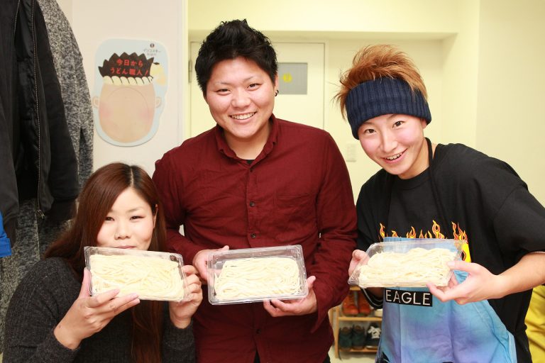耳元でささやくのはご遠慮くださいｗ 手打ちうどん作り体験教室 2016年11月 20161127-20.jpg – イリコスキー製麺所