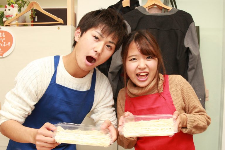 耳元でささやくのはご遠慮くださいｗ 手打ちうどん作り体験教室 2016年11月 20161127-21.jpg – イリコスキー製麺所