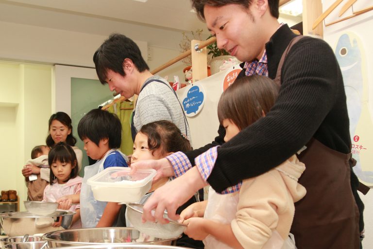 耳元でささやくのはご遠慮くださいｗ 手打ちうどん作り体験教室 2016年11月 20161127-6.jpg – イリコスキー製麺所