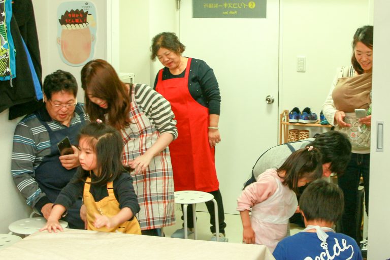 耳元でささやくのはご遠慮くださいｗ 手打ちうどん作り体験教室 2016年11月 20161127-7.jpg – イリコスキー製麺所