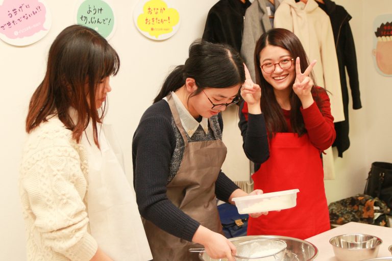 耳元でささやくのはご遠慮くださいｗ 手打ちうどん作り体験教室 2016年11月 20161202.jpg – イリコスキー製麺所