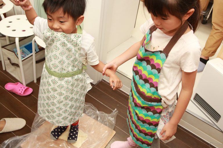 今日もにぎやか！おいしいうどんができました 手打ちうどん作り体験教室 2016年12月 20161204-1.jpg – イリコスキー製麺所