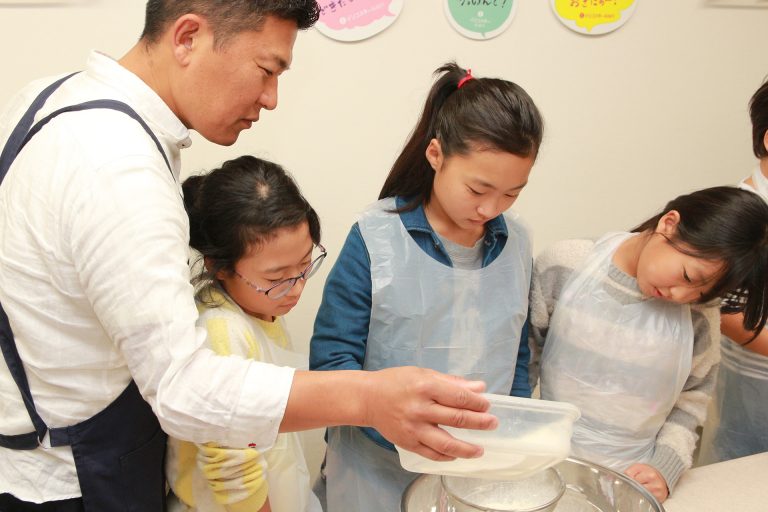 今日もにぎやか！おいしいうどんができました 手打ちうどん作り体験教室 2016年12月 20161204-2.jpg – イリコスキー製麺所
