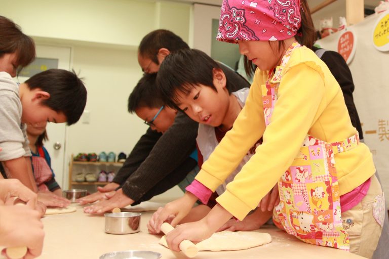 今日もにぎやか！おいしいうどんができました 手打ちうどん作り体験教室 2016年12月 20161210-1.jpg – イリコスキー製麺所
