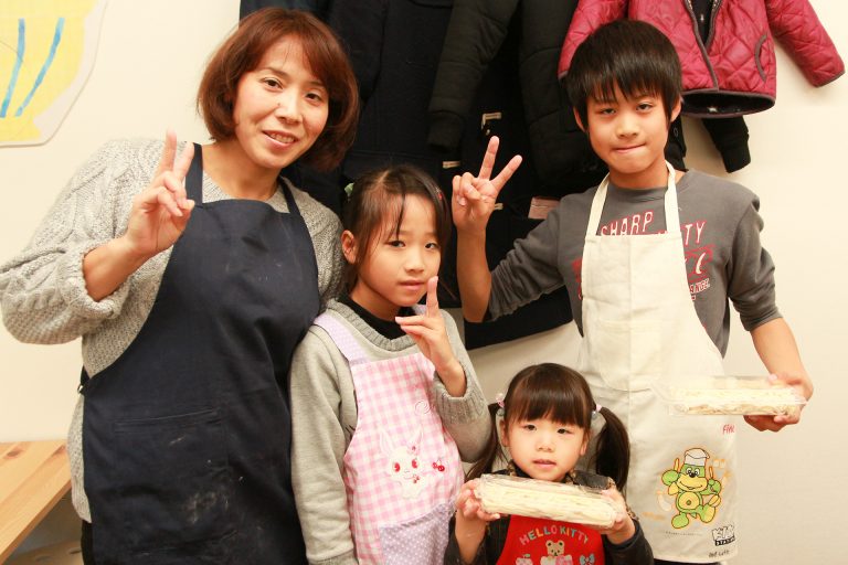今日もにぎやか！おいしいうどんができました 手打ちうどん作り体験教室 2016年12月 20161210-2.jpg – イリコスキー製麺所