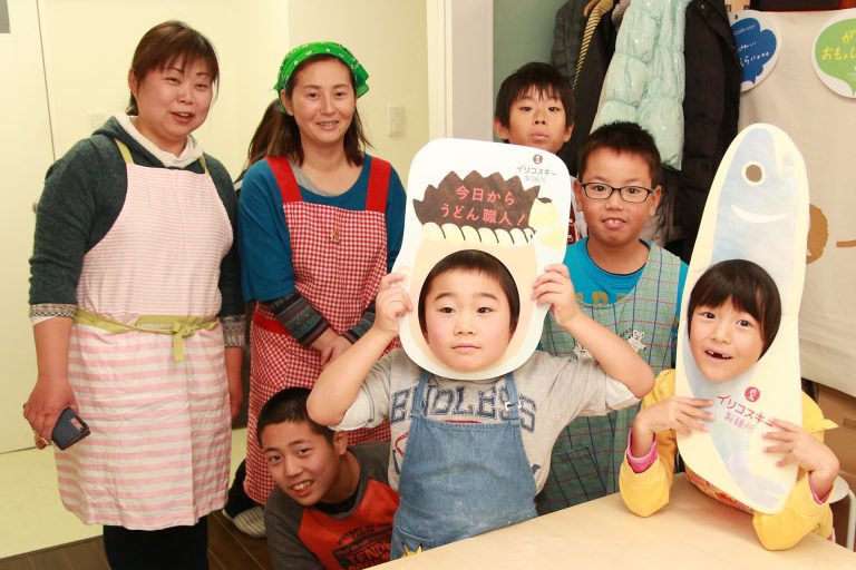 今日もにぎやか！おいしいうどんができました 手打ちうどん作り体験教室 2016年12月 20161210-3.jpg – イリコスキー製麺所