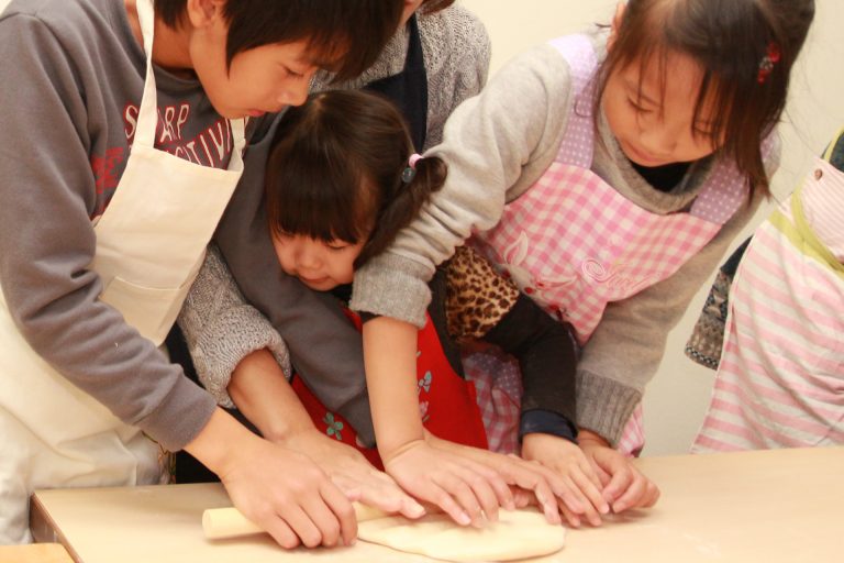 今日もにぎやか！おいしいうどんができました 手打ちうどん作り体験教室 2016年12月 20161210-4.jpg – イリコスキー製麺所