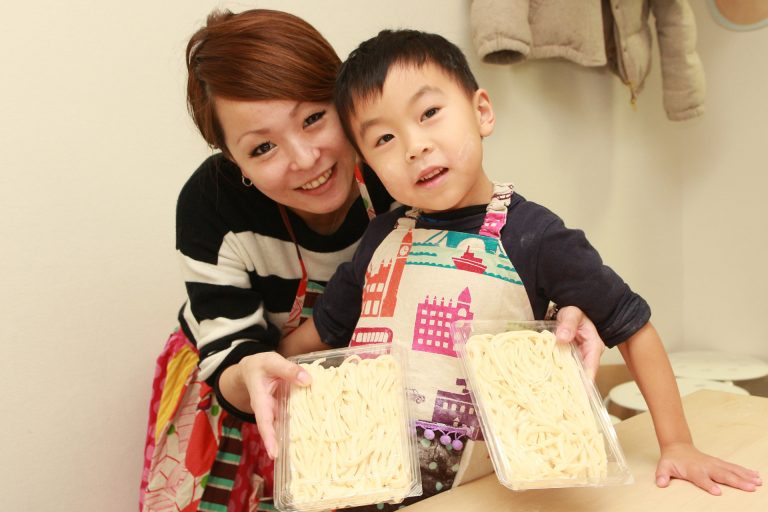 今日もにぎやか！おいしいうどんができました 手打ちうどん作り体験教室 2016年12月 20161210-6.jpg – イリコスキー製麺所